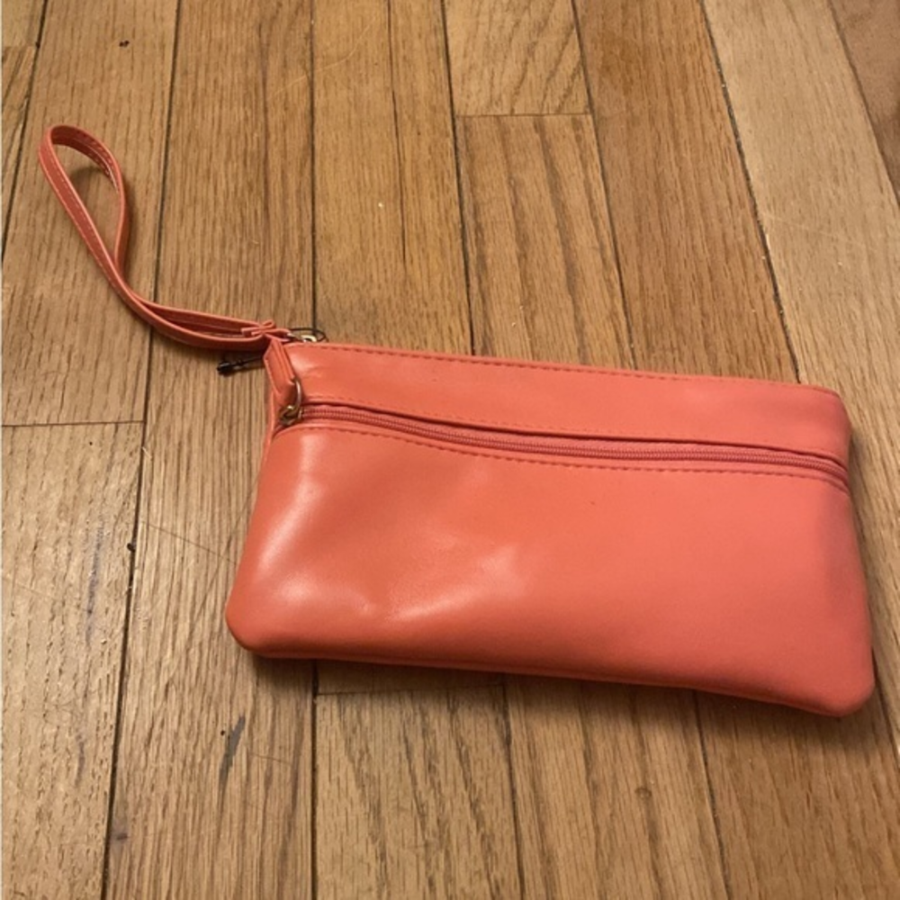 Wristlet‎ wallet with power bank